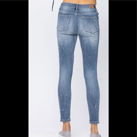 Judy Blue Mid Rise Destroyed Bleach Skinny Jeans PLUS - Picture 3 of 4